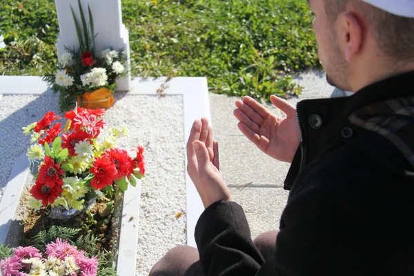 Islamic praying on dead person — Stock Photo, Image