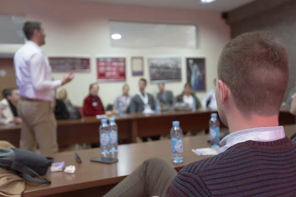 Biznesmen w audytorium, sala konferencyjna, udany start — Zdjęcie stockowe