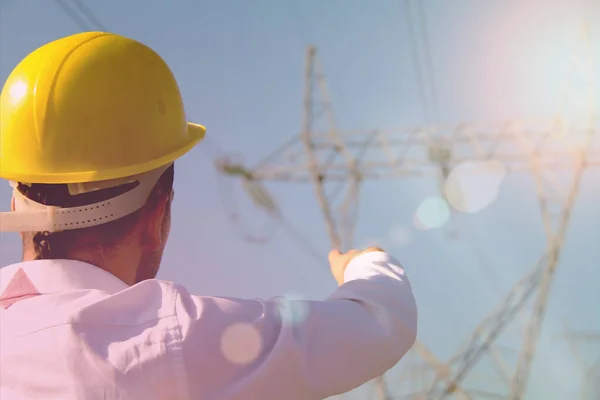 Ingeniero masculino parado en la estación de electricidad — Foto de Stock