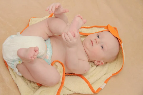 Menino lindo, cinco meses de idade brincando — Fotografia de Stock