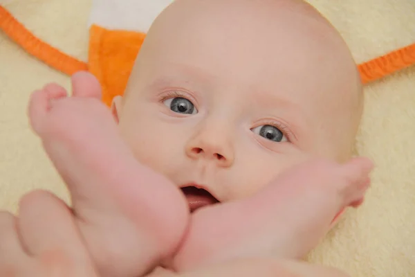 Vacker pojke som leker på leklandet — Stockfoto