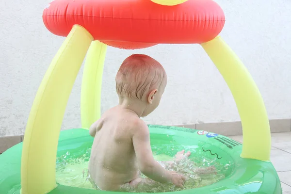 Годовалый мальчик играл в бассейне — стоковое фото