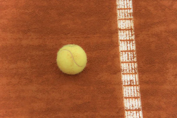 Bola tenis di lapangan merah dengan jaring abu-abu — Stok Foto