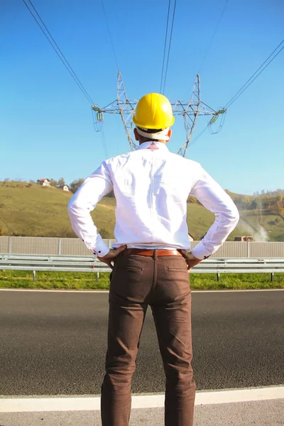 Ingegnere maschio in piedi alla centrale elettrica — Foto Stock
