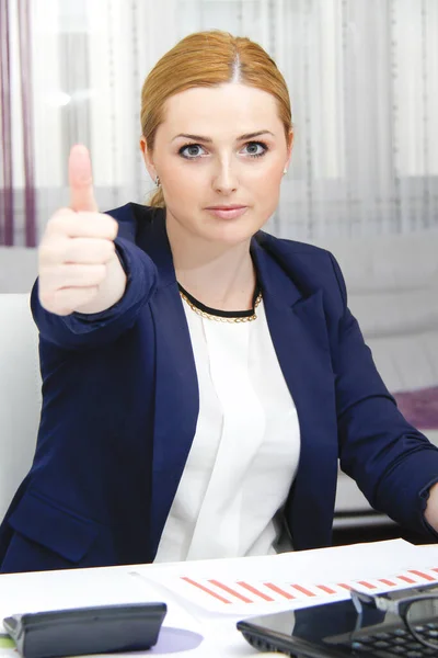 Business woman analyzing investment charts with calculator and l — Stock Photo, Image