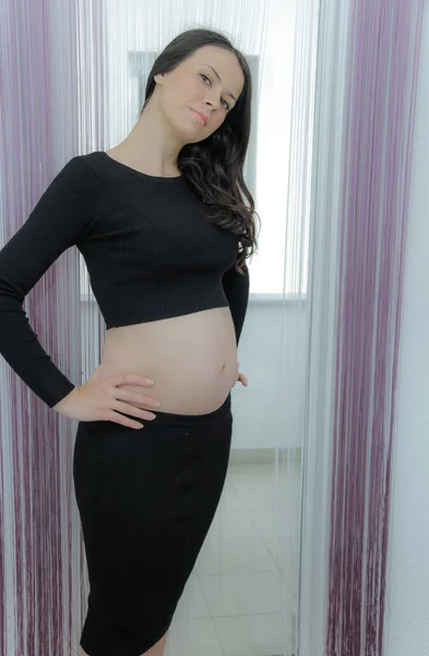 Donna incinta felice con grande pancia alla finestra, gravidanza, madre — Foto Stock