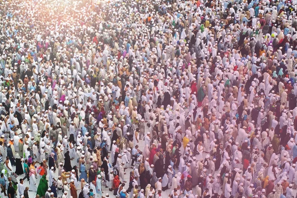 Muselman reciting från helig bok Koranen, Qoran, islamisk religion — Stockfoto