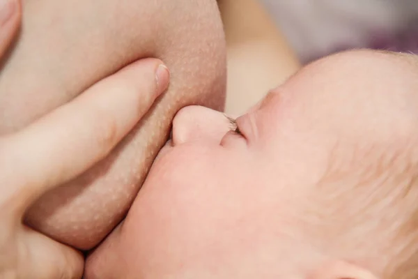 Jonge moeder borstvoeding haar babyjongen — Stockfoto