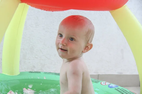 Schöner kleiner Junge spielt auf dem Spielplatz — Stockfoto