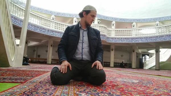 Muslim Man Is Praying In The Mosque — Stock Photo, Image