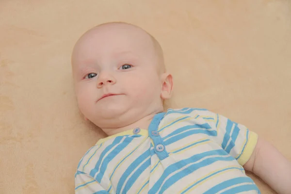 Vackra pojke, fem månader gammal spelar — Stockfoto