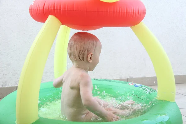 Bellissimo bambino di un anno che gioca in piscina — Foto Stock