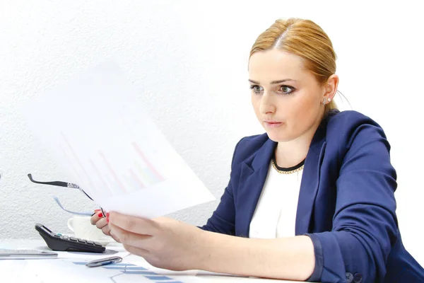 Business woman analyzing investment charts with calculator and l — Stock Photo, Image