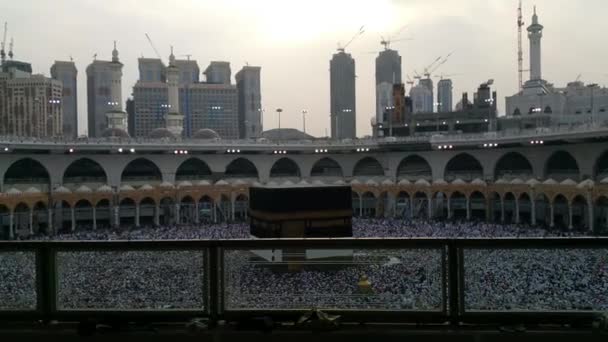 Mecca, Saudi-Arabië, September 2016 - moslim pelgrims van over de hele wereld verzameld of uit te voeren Umrah Hajj in de moskee Haram in Mekka. — Stockvideo