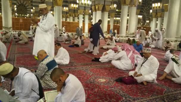 Mekka, Saúdská Arábie, v září 2016 - muslimských poutníků z celého světa se sešly Umrah anebo Hajj na mešity v Mekce. — Stock video