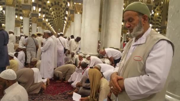 MECCA, SAUDI ARABIA, September 2016 - Muslim pilgrims from all over the world gathered to perform Umrah or Hajj at the Haram Mosque in Mecca. — Stock Video