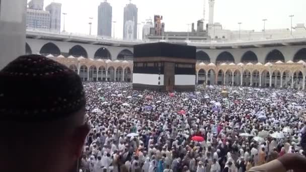 МЕККА, САУДОВСКАЯ АРАВИЯ, сентябрь 2016 года - Мусульманские паломники со всего мира собрались, чтобы совершить Умру или Хадж в мечети Харам в Мекке . — стоковое видео
