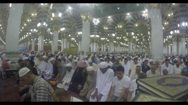 MECCA, SAUDI ARABIA, September 2016 - Muslim pilgrims from all over the world gathered to perform Umrah or Hajj at the Haram Mosque in Mecca. — Stock Video