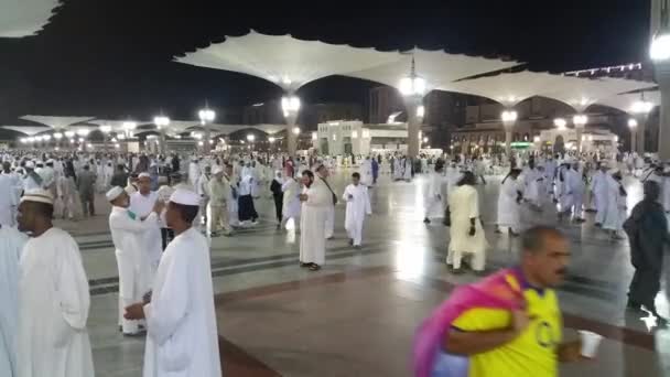 MECCA, SAUDI ARABIA, settembre 2016 - Pellegrini musulmani provenienti da tutto il mondo si sono riuniti per esibirsi Umrah o Hajj alla moschea Haram alla Mecca . — Video Stock