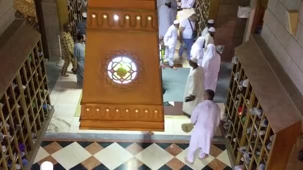 MECCA, SAUDI ARABIA, September 2016 - Muslimske pilgrimme fra hele verden samlet for at udføre Umrah eller Hajj på Haram moskeen i Mekka . – Stock-video