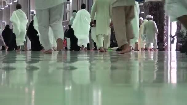 Mekka, saudi-arabien, September 2016 - muslimische Pilger aus aller Welt versammelten sich, um in der Haram-Moschee in Mekka eine Umrah oder Hadsch durchzuführen.. — Stockvideo