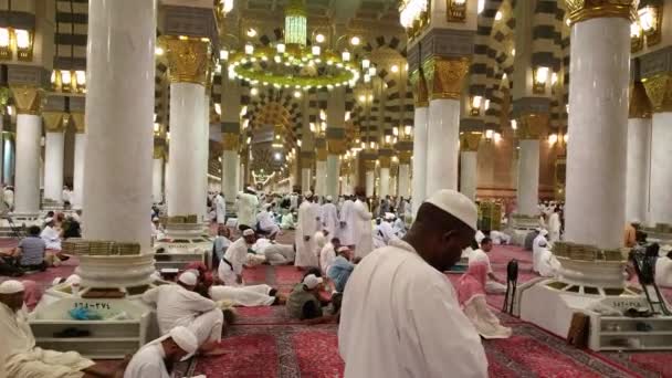 MECCA, SAUDI ARABIA, settembre 2016 - Pellegrini musulmani provenienti da tutto il mondo si sono riuniti per esibirsi Umrah o Hajj alla moschea Haram alla Mecca . — Video Stock