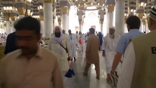 MECCA, SAUDI ARABIA, settembre 2016 - Pellegrini musulmani provenienti da tutto il mondo si sono riuniti per esibirsi Umrah o Hajj alla moschea Haram alla Mecca . — Video Stock