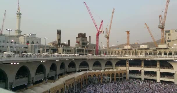 MECCA, ARABIA SAUDITA, septiembre de 2016 - peregrinos musulmanes de todo el mundo se reunieron para realizar Umrah o Hajj en la Mezquita Haram en La Meca . — Vídeos de Stock