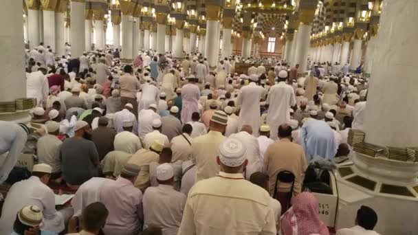 Mekka, Saudiarabien, September 2016 - muslimska pilgrimer från hela världen samlades för att utföra Umrah eller Hajj i Haram-moskén i Mekka. — Stockvideo