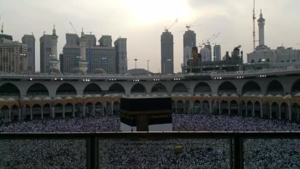 メッカ, サウジアラビア、2016 年 9 月 - 世界中からイスラム教徒の巡礼者がメッカの Umrah またはハラム ・ モスクでメッカ巡礼を実行する収集. — ストック動画