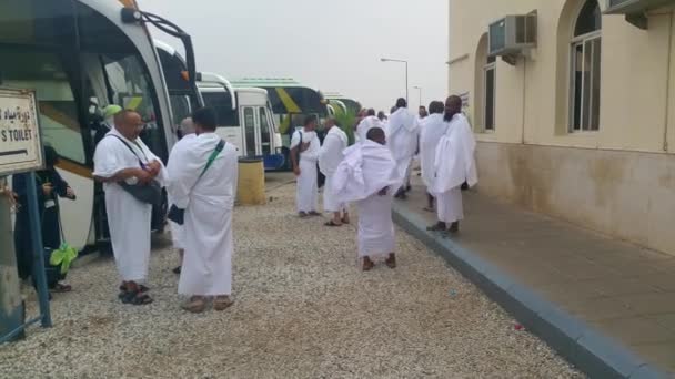 Mekka, Saudiarabien, September 2016 - muslimska pilgrimer från hela världen samlades för att utföra Umrah eller Hajj i Haram-moskén i Mekka. — Stockvideo