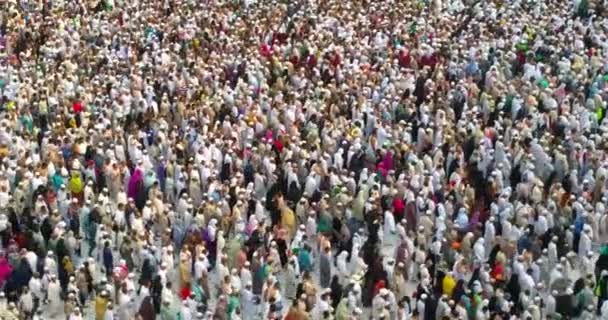 MECCA, SAUDI ARABIA, September 2016 - Muslim pilgrims from all over the world gathered to perform Umrah or Hajj at the Haram Mosque in Mecca. — Stock Video