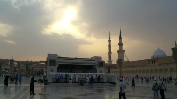 Mekka, Saudiarabien, September 2016 - muslimska pilgrimer från hela världen samlades för att utföra Umrah eller Hajj i Haram-moskén i Mekka. — Stockvideo