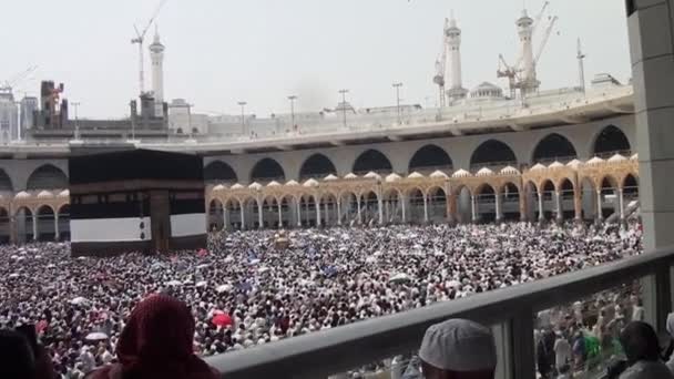 Mecca, Saudi-Arabië, September 2016 - moslim pelgrims van over de hele wereld verzameld of uit te voeren Umrah Hajj in de moskee Haram in Mekka. — Stockvideo