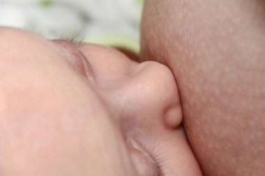 Genç erkek bebek emzirme anne