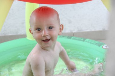 Güzel erkek bebek oyun alanında oynuyor.