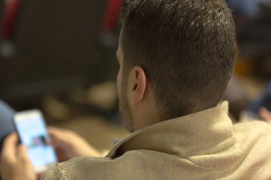 İş konferansı sırasında insanlar smatphone kullanır.