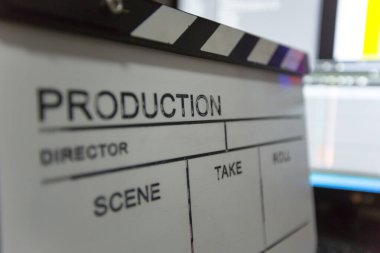 Arka planda film alkışlaması ve düzenleme odası