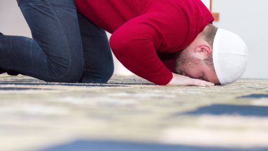 Müslüman delikanlı İslam namaz gösterilen