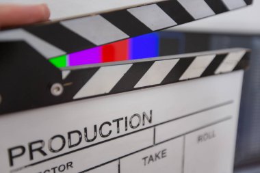 Arka planda film alkışlaması ve düzenleme odası