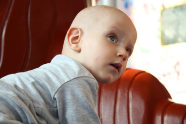 Güzel erkek bebek oyun alanında oynuyor.