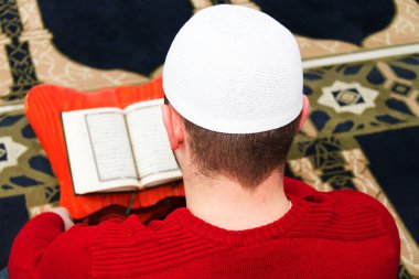 Müslüman delikanlı İslam namaz gösterilen