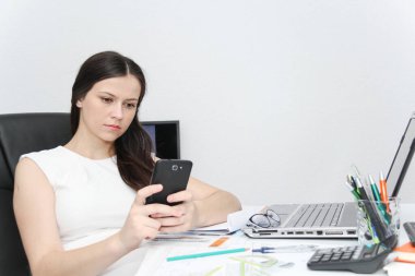 Çekici kadın kullanım akıllı telefon ve onun wor oturan