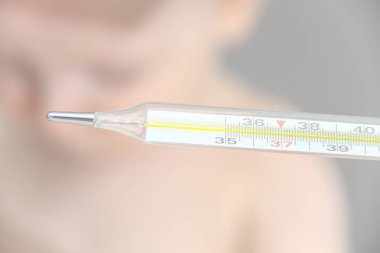 Bir yaşında hasta bir çocuk, genç bayan doktor, temperatu 'da.