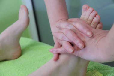 Modern güzellik salonunda rahatlatıcı masaj.