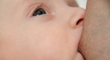 Genç erkek bebek emzirme anne