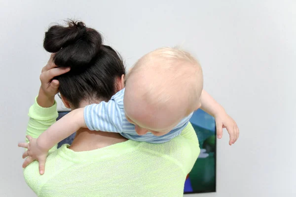 Moeder en een jaar baby jongen genieten van het spelen — Stockfoto