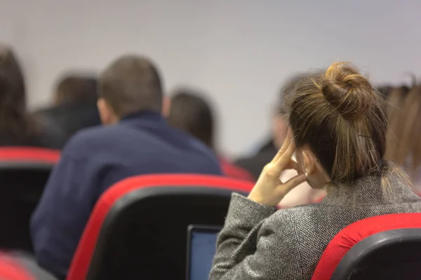 Biznesmen w audytorium, sala konferencyjna, udany start — Zdjęcie stockowe