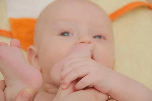 Mooie baby jongen spelen op speelland — Stockfoto