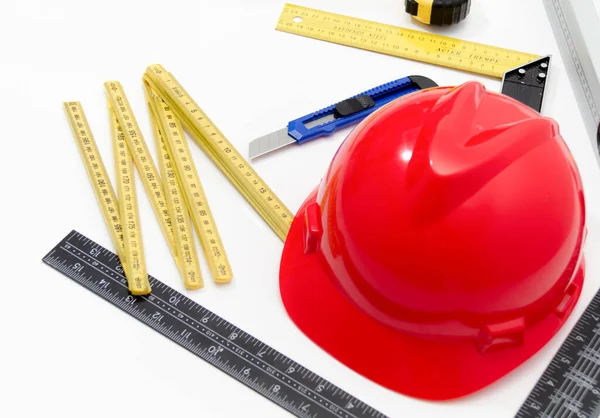 Casco y herramientas para la construcción de planos y edificios —  Fotos de Stock